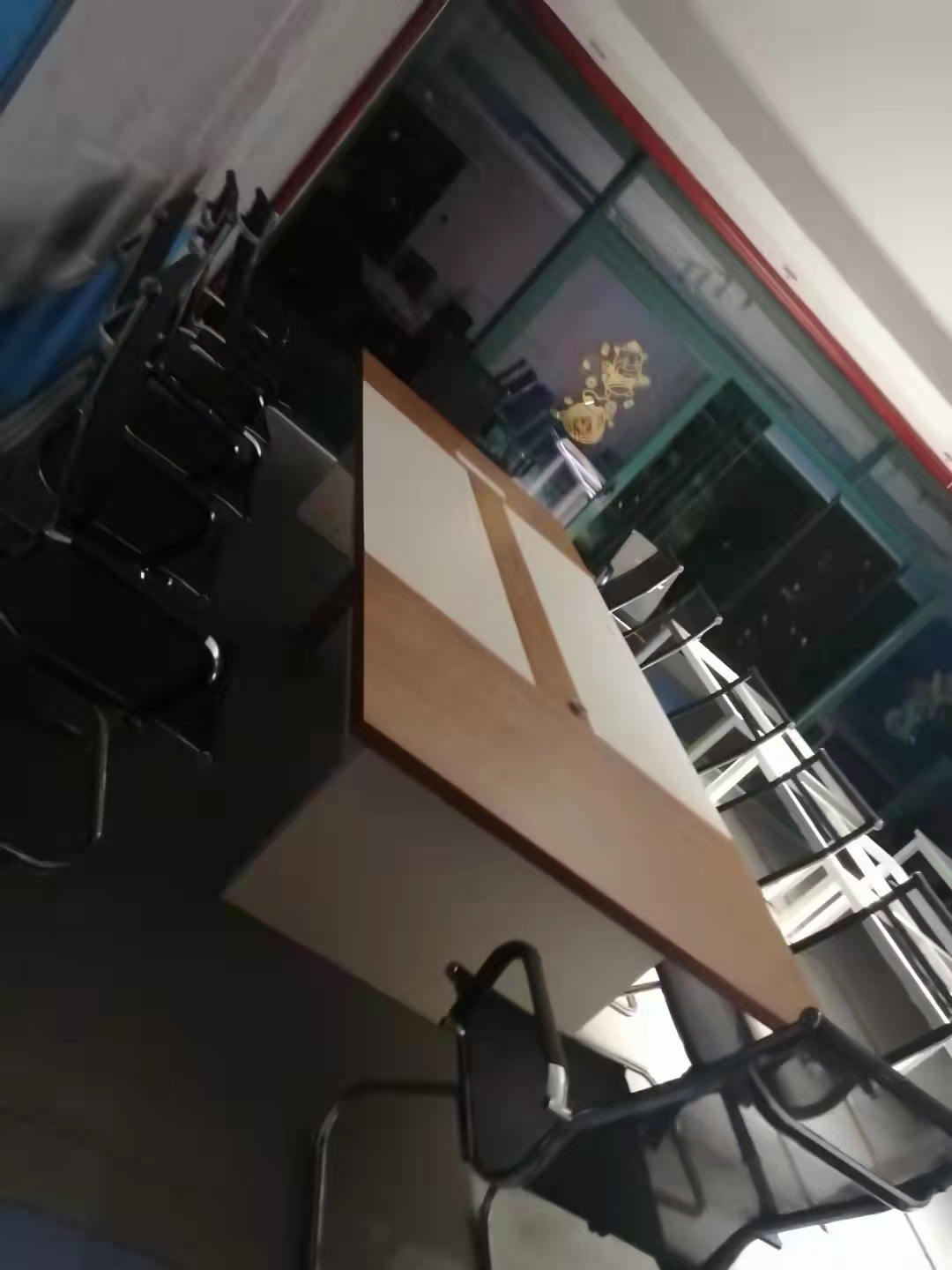 長沙二手辦公家具回收：老板桌、會議桌椅、辦公桌椅等